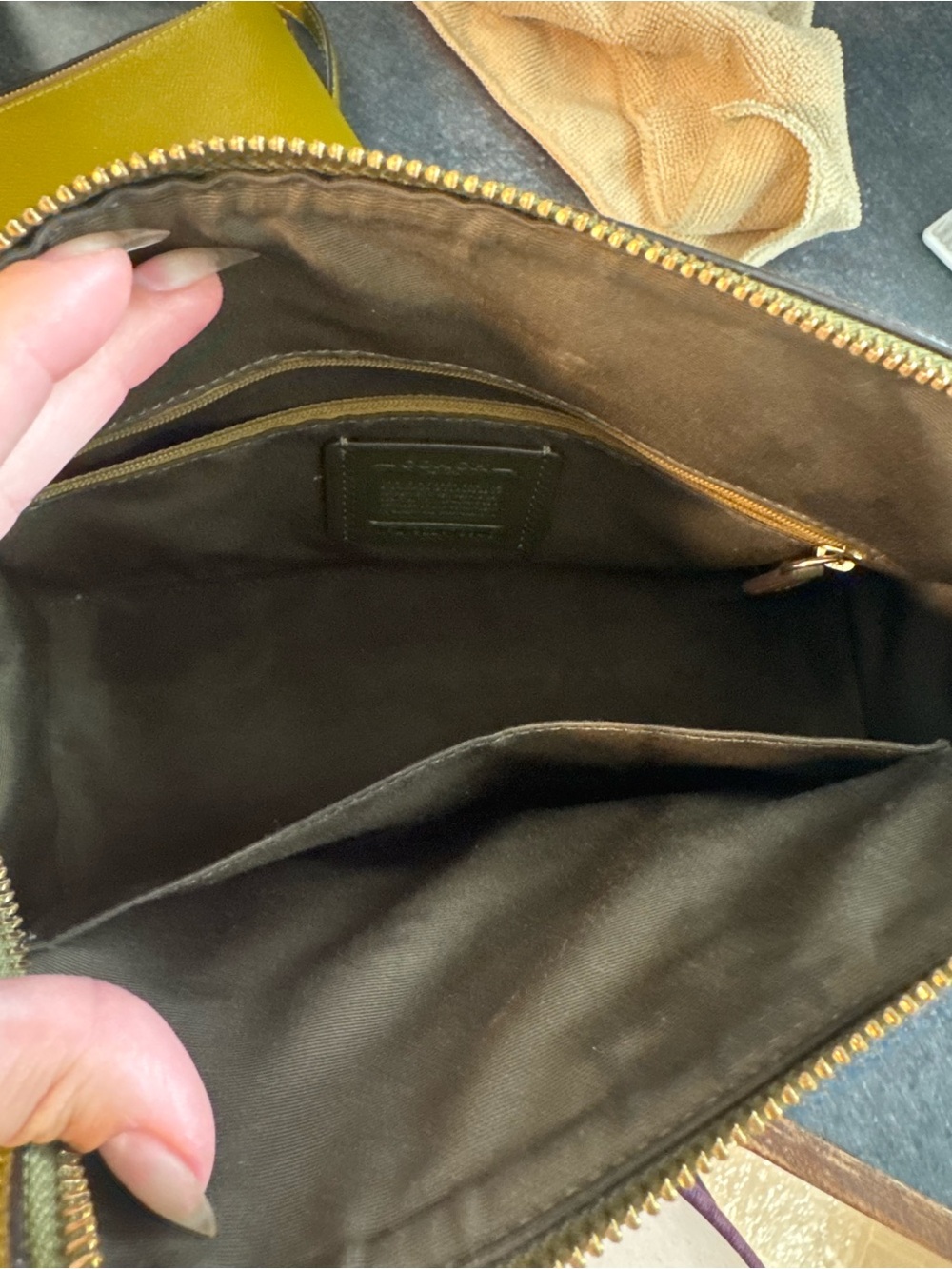 Coach Olive Crossbody Bag with Matching Wristlet - Picture 4 of 4